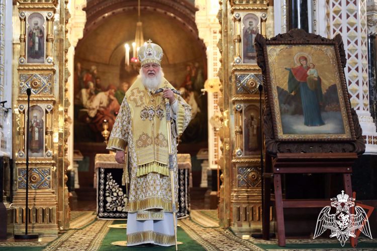 General del ejército Víktor Zólotov recibió de las manos del Santísimo Patriarca de Moscú y de toda la Rusia el icono de la Virgen del Agosto dedicado al templo principal de Rosguardia