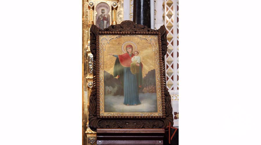General del ejército Víktor Zólotov recibió de las manos del Santísimo Patriarca de Moscú y de toda la Rusia el icono de la Virgen del Agosto dedicado al templo principal de Rosguardia