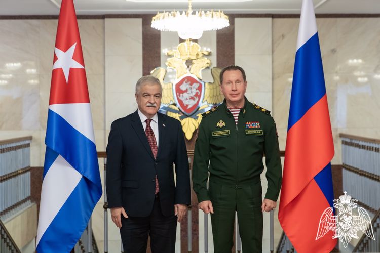 El director de Rosguardia General del Ejército Víktor Zólotov celebró una entrevista con el Embajador Extraordinario y Plenipotenciario de la República de Cuba