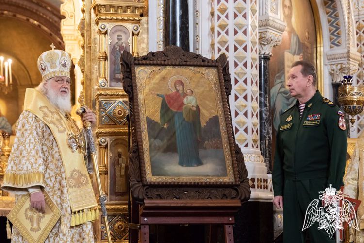 General del ejército Víktor Zólotov recibió de las manos del Santísimo Patriarca de Moscú y de toda la Rusia el icono de la Virgen del Agosto dedicado al templo principal de Rosguardia