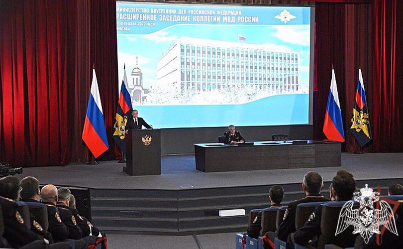 El director de Rosguardia general del ejército Víktor Zólotov tomó parte en la sesión ampliada del consejo del Ministerio de asuntos interiores de Rusia