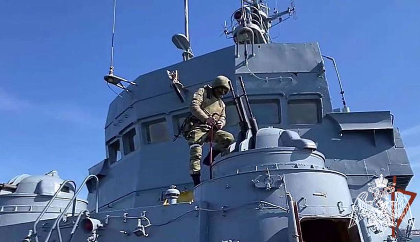 Rosguardia desarma los buques de la Marina ucraniana y de la guarda costera en el puerto de la ciudad de Berdyánsk