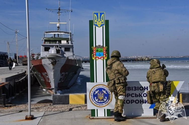 Los agentes de policía de Rosguardia garantizan el orden público y la seguridad en la ciudad de Berdyánsk
