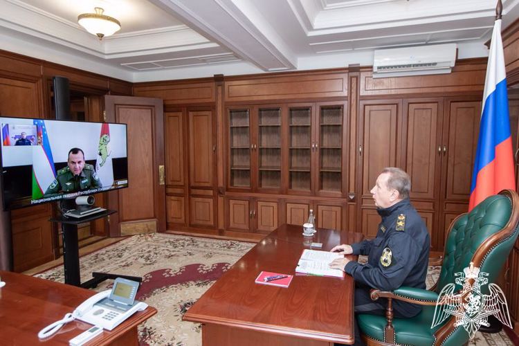 El director de Rosguardia general del ejército Víktor Zólotov celebró una reunión de trabajo con el comandante de la Guardia Nacional de la República de Uzbekistán mayor general Rustám Dzhuráev