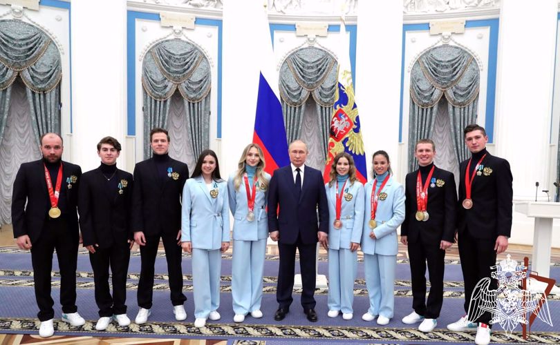 El presidente de Rusia condecoró a una militar del distrito de Siberia de Rosguardia con el orden de la Amistad