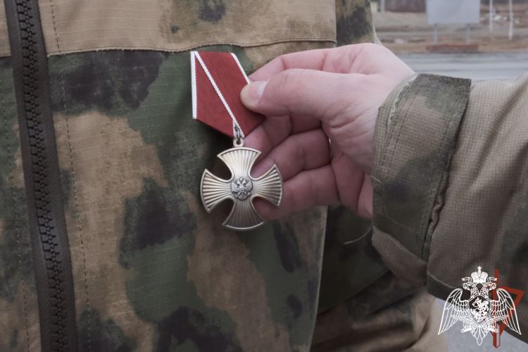 El comandante del distrito militar del Este entregó las condecoraciones estatales a los partcipantes en el operativo militar