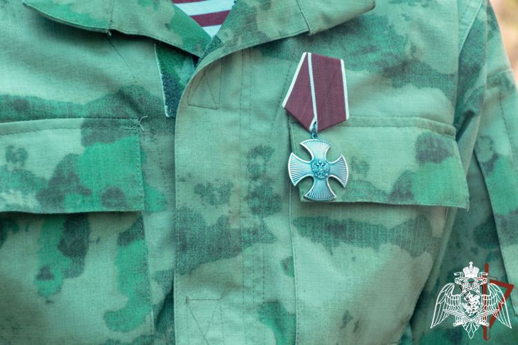 Las condecoraciones combativas por el coraje personal fueron entregadas a los militares y agentes de policía del distrito militar del Sur de Rosguardia