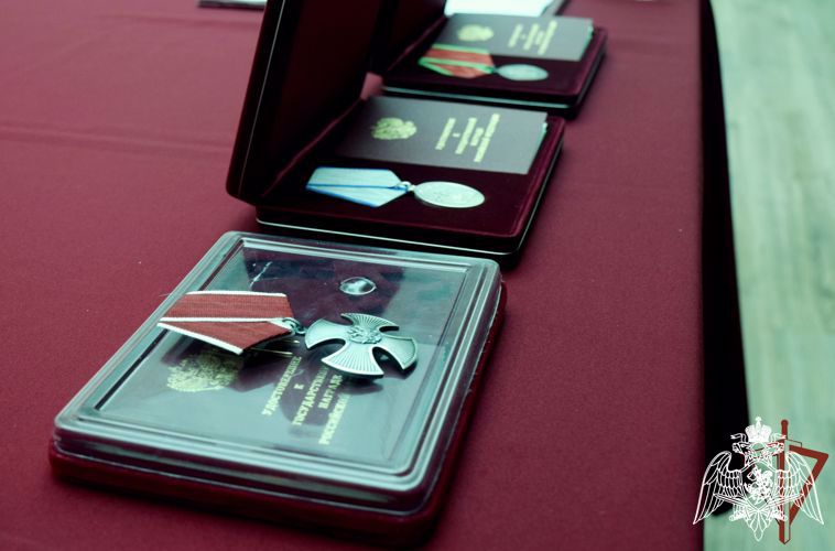 Las condecoraciones combativas por el coraje personal fueron entregadas a los militares y agentes de policía del distrito militar del Sur de Rosguardia