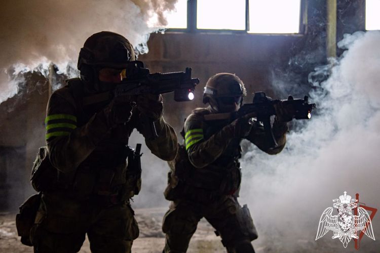Los militares y agentes de policía de Rosguardia neutralizan a los saboteadores y rechazan los ataques de los nacionalistas en la provincia de Kiev