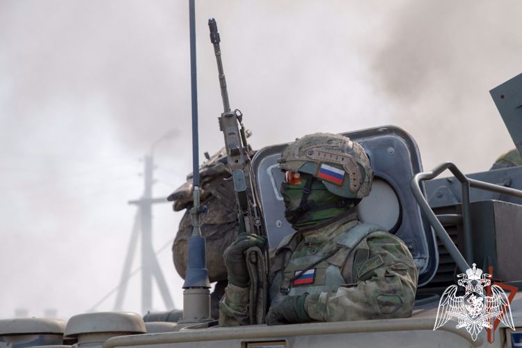 Los militares de Rosguardia salvaron a los habitantes de la región de Kiev encontrados bajo el fuego enemigo