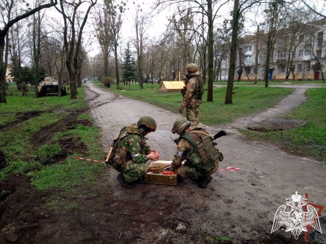 Los ingenieros militares de Rosguardia neutralizaron 50 municiones no explotadas en la provincia de Khárkov