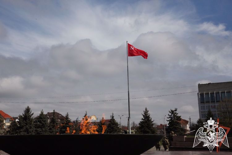 Los militares de Rosguardia izaron la bandera de la victoria encima de la ciudad de Khersón