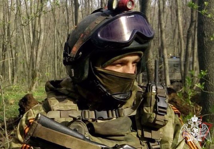 El oficial de Rosguardia salvó a un miliciano de la República Popular de Donetsk (RPD) herido gravamente
