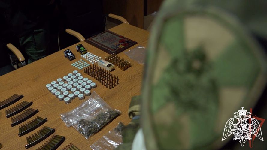 En un campamento escolar en las afueras de la ciudad de Khersón los militares de Rosguardia decomisaron armas y municiones prohibidas para la circulación
