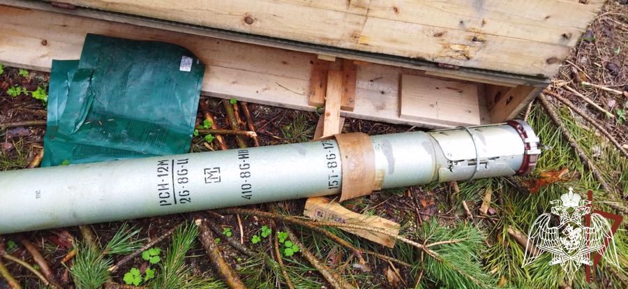 Los militares de Rosguardia descubrieron en la provincia de Khárkov un zulo grande de las municiones para lanzacohetes múltiples «Grad»
