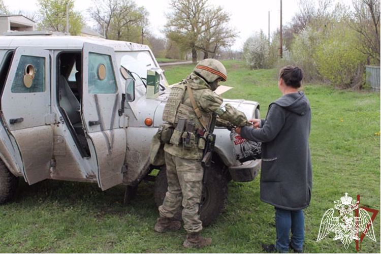 En la provincia de Khárkov los militares de Rosguardia entregaron los regalos a los niños