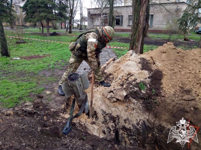 Los militares de las unidades especiales de Rosguardia destruyeron las municiones no explotadas en la provincia de Khárkov