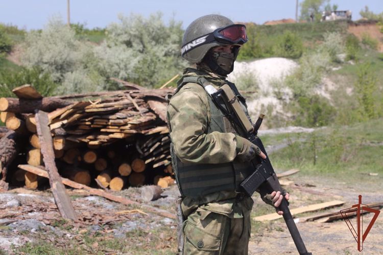 Los militares de Rosguardia evacuaron del fuego de las fuerzas armadas ucranianas a la población pacífica