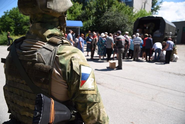 Rosguardia y Ministerio de Situaciones de Emergencia de la Federación de Rusia en conjunción trajeron unas 330 toneladas de productos alimenticios a la población de las provincias de Khersón y Zaporózhie