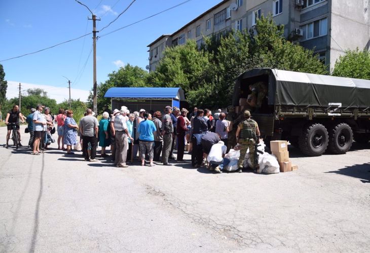 Rosguardia y Ministerio de Situaciones de Emergencia de la Federación de Rusia en conjunción trajeron unas 330 toneladas de productos alimenticios a la población de las provincias de Khersón y Zaporózhie