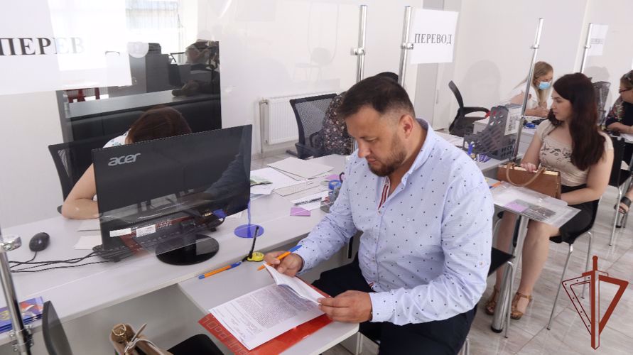 Rosguardia garantiza la seguridad del funcionamiento de los puntos de la entrega de los pasaportes de la Federacion de Rusia en la provincia de Khersón