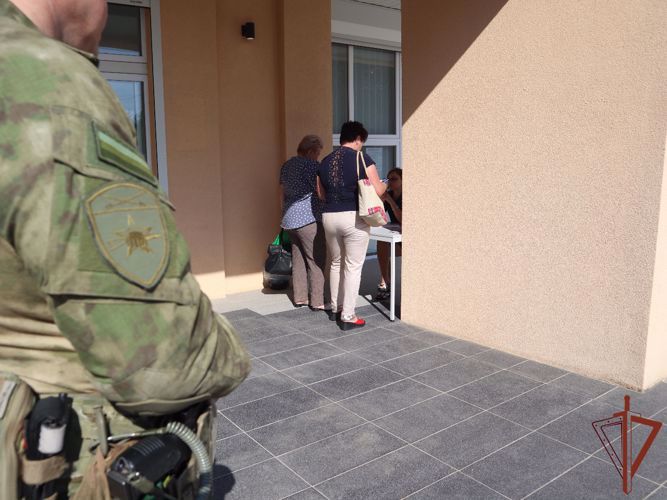 Rosguardia garantiza la seguridad del funcionamiento de los puntos de la entrega de los pasaportes de la Federacion de Rusia en la provincia de Khersón