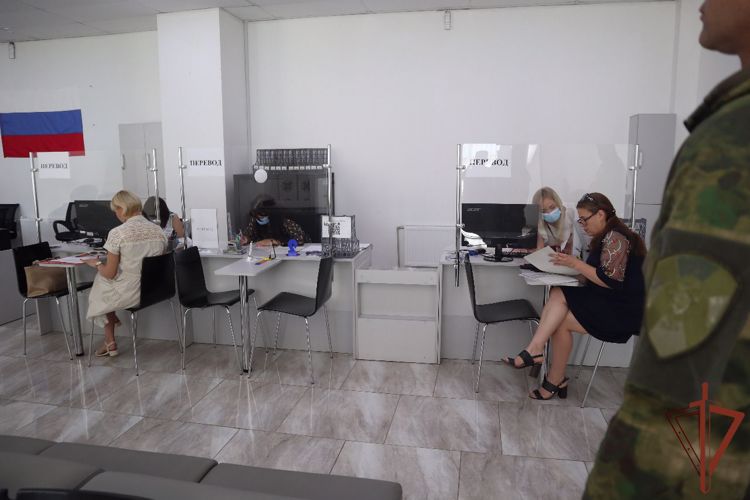 Rosguardia garantiza la seguridad del funcionamiento de los puntos de la entrega de los pasaportes de la Federacion de Rusia en la provincia de Khersón