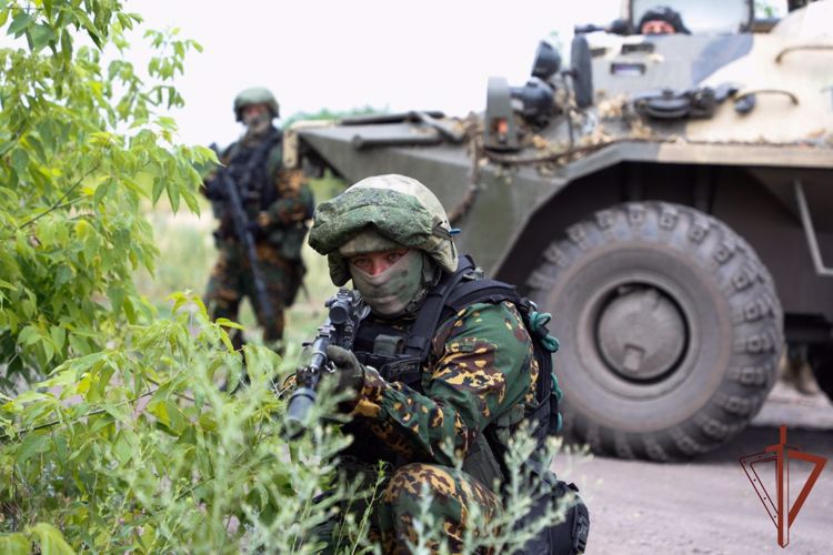Los militares de Rosguardia en la República Popular de Lugansk evacuaron a 2 niños y decomisaron un gran lote de armas de las fuerzas armadas ucranianas 