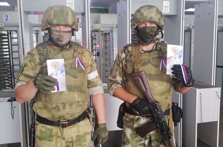 Los militares de Rosguardia mantuvieron la seguridad en el curso de la enrega de los pasaportes rusos en la región de Khersón