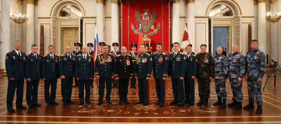 General de ejército Víktor Zólotov entregó a los militares de Rosguardia las Estrellas de Oro de los Héroes de Rusia
