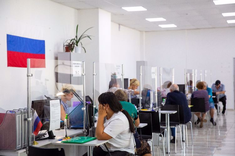 Los militares de Rosguardia mantuvieron la seguridad en el curso de la enrega de los pasaportes rusos en la región de Khersón