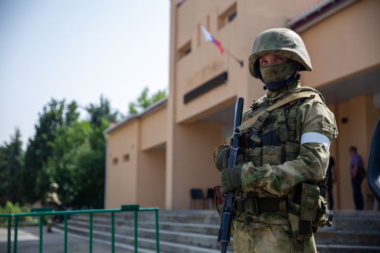 Los militares de Rosguardia mantuvieron la seguridad en el curso de la enrega de los pasaportes rusos en la región de Khersón