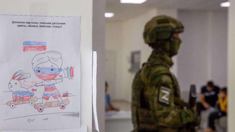 Los militares de Rosguardia mantuvieron la seguridad en el curso de la enrega de los pasaportes rusos en la región de Khersón