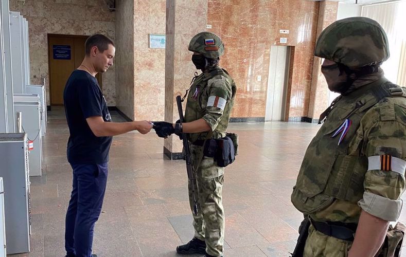 Los militares de Rosguardia mantuvieron la seguridad en el curso de la enrega de los pasaportes rusos en la región de Khersón