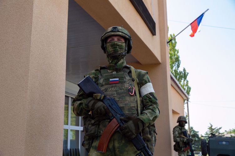Los militares de Rosguardia mantuvieron la seguridad en el curso de la enrega de los pasaportes rusos en la región de Khersón