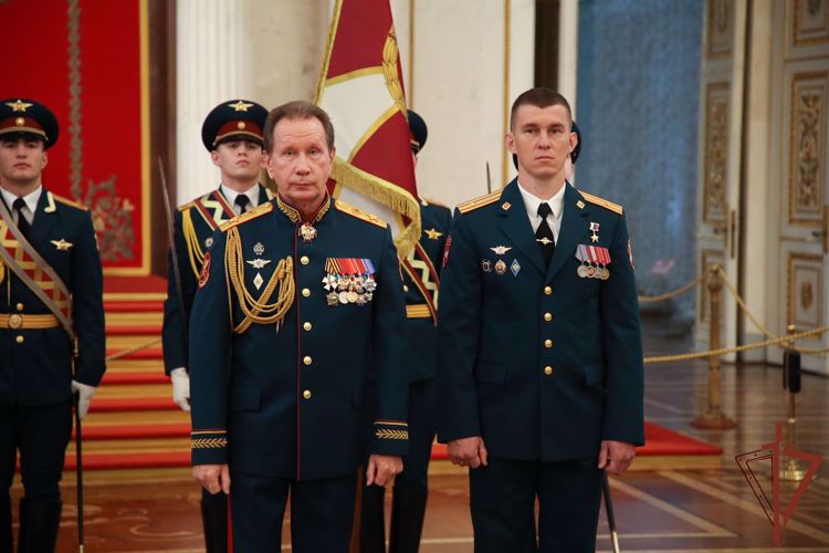 General de ejército Víktor Zólotov entregó a los militares de Rosguardia las Estrellas de Oro de los Héroes de Rusia