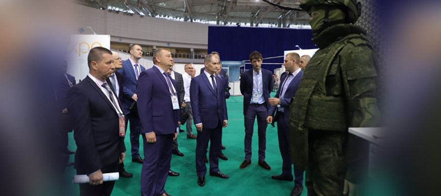 Director adjunto de la Rosguardia coronel general Aleksei Bezzúbikov visitó la exposición internacional en la República de Belarús