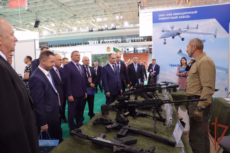 Director adjunto de la Rosguardia coronel general Aleksei Bezzúbikov visitó la exposición internacional en la República de Belarús