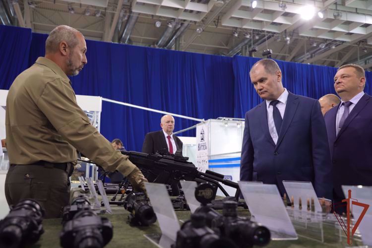 Director adjunto de la Rosguardia coronel general Aleksei Bezzúbikov visitó la exposición internacional en la República de Belarús