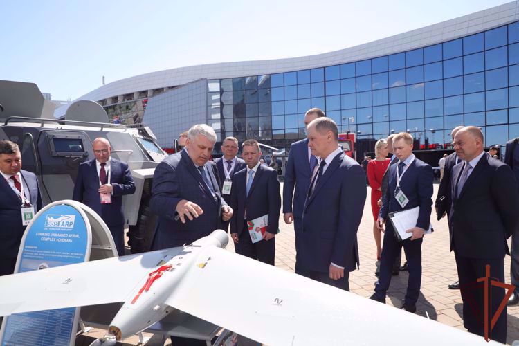 Director adjunto de la Rosguardia coronel general Aleksei Bezzúbikov visitó la exposición internacional en la República de Belarús