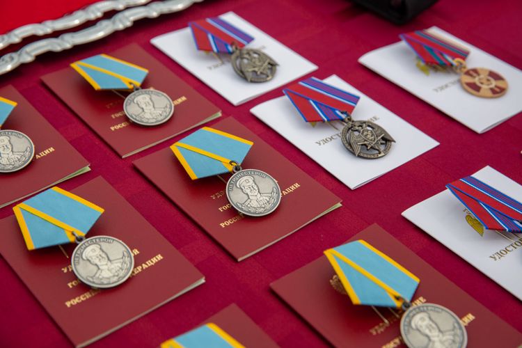 Coronel general Víktor Strigunóv entregó las condecoraciones a los militares de Rosguardia en la zona de la operación especial militar