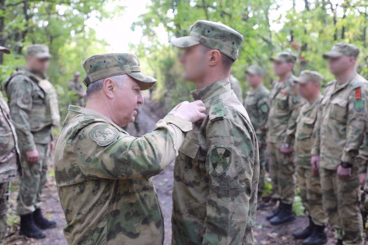 Coronel general Víktor Strigunóv entregó las condecoraciones a los militares de Rosguardia en la zona de la operación especial militar