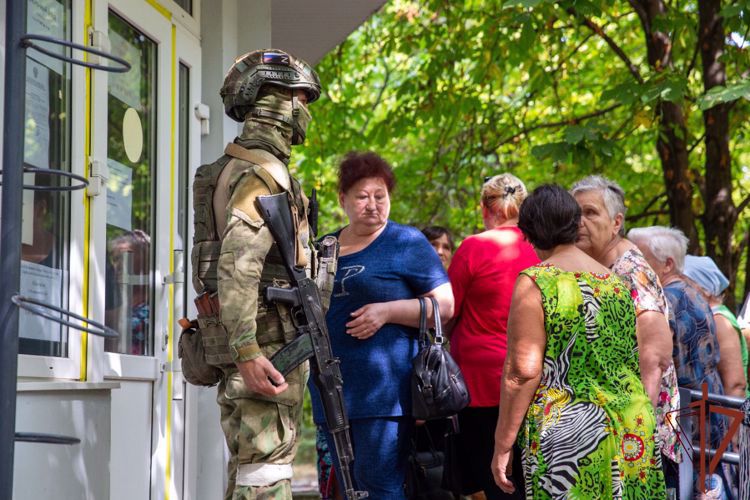 Rosguardia garantiza la seguridad del funcionamiento de las obras sociales en la región de Khersón