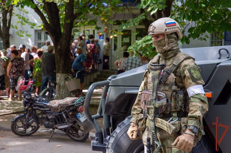 Rosguardia garantiza la seguridad del funcionamiento de las obras sociales en la región de Khersón