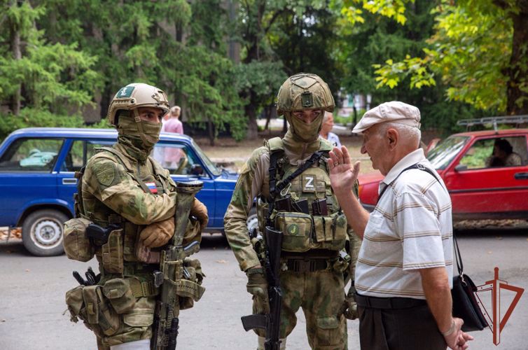 Rosguardia garantiza la seguridad del funcionamiento de las obras sociales en la región de Khersón