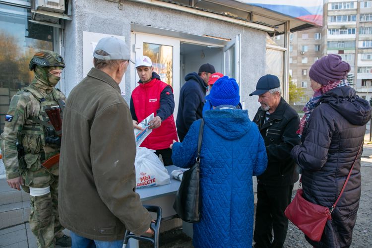En las provincias de Khersón y Zaporózhie las unidades de Rosguardia aseguraron la entrega de más de 120 toneladas de la ayuda humanitaria