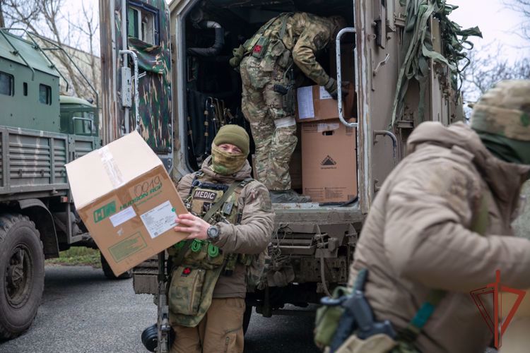 Los militares de Rosguardia entregaron medicinas en la provincia de Khersón