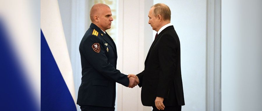 Al oficial de Rosguardia coronel Sergeuy Beloziorov le entregaron la medalla "Una estrella de oro" del héroe de Rusia