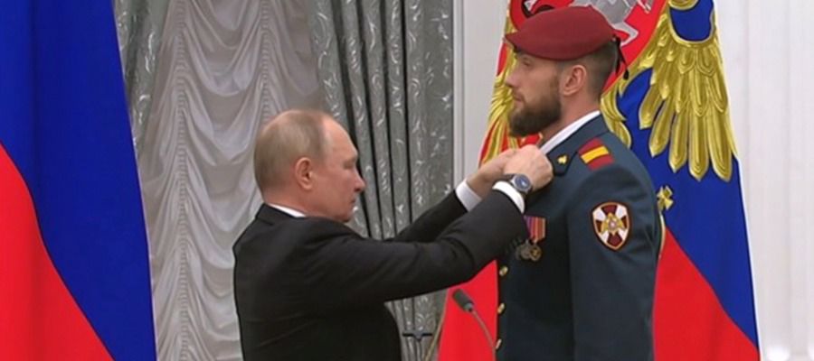 El presidente de Rusia Vladímir Putin entregó una condecoración estatal al militar de las fuerzas especiales de Rosguardia