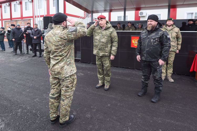 El director de la Rosguardia general del ejército Víktor Zólotov inauguró el conjunto de los edificios para los empleados de la institución en la ciudad de Grozny